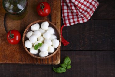 Tahta bir kasede salata için mini mozzarella peyniri.