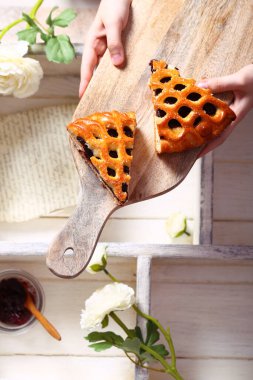 Masada çilek reçelli ev yapımı tatlı pasta.