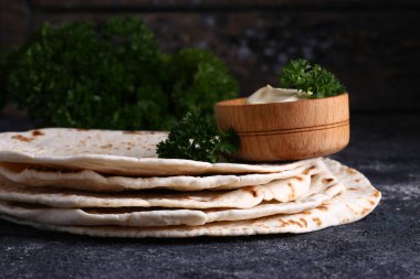 Düz kek pita tortilla lavash masada.