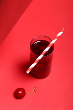 ferahlatıcı limonata kiraz suyu ve taze böğürtlen