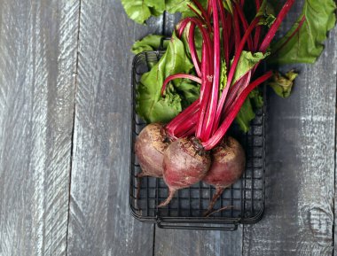 Tahta bir masada organik taze pancarlar.