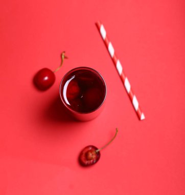 ferahlatıcı limonata kiraz suyu ve taze böğürtlen