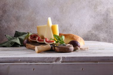 İncirli peynir tabağı, baget ve şarap.