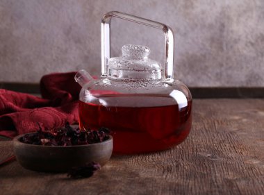 Hibiscus kırmızı çiçek çayı demlikte