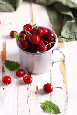 Tahta bir masada taze çilek