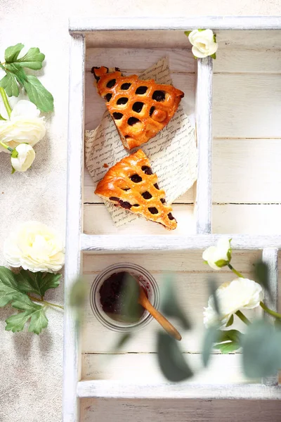 Pastel Dulce Casero Con Mermelada Fresa Mesa —  Fotos de Stock