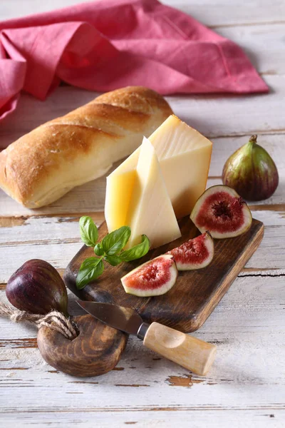 Ncirli Peynir Tabağı Baget Şarap — Stok fotoğraf