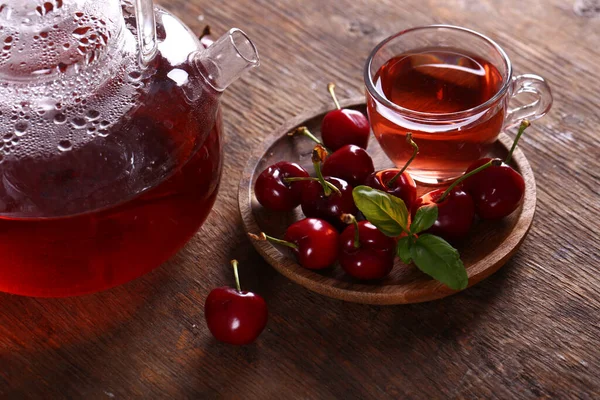 Kersenbessen Thee Een Houten Tafel — Stockfoto