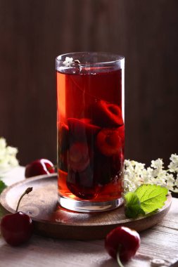 ferahlatıcı limonata kiraz suyu ve taze böğürtlen