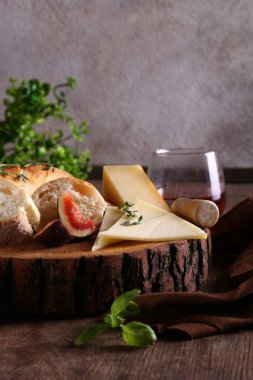 İncirli peynir tabağı, baget ve şarap.