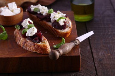 Keçi peynirli bruschetta ve fırında pancar.