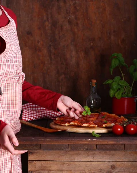 Zelfgemaakte Peperoni Pizza Een Houten Tafel — Stockfoto