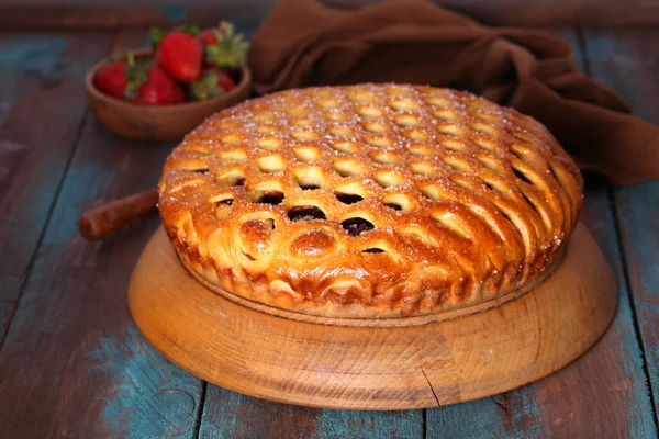 Hausgemachte Süße Torte Mit Erdbeermarmelade Auf Dem Tisch — Stockfoto