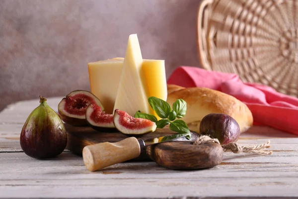 Сырная Тарелка Инжиром Багетом Вином — стоковое фото