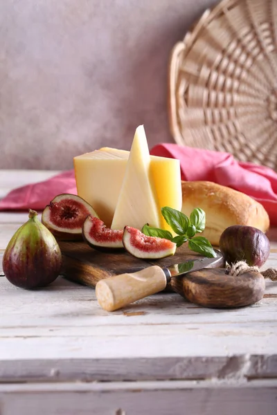 Plato Queso Con Higos Baguette Vino — Foto de Stock