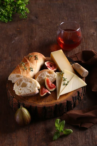 Ncirli Peynir Tabağı Baget Şarap — Stok fotoğraf
