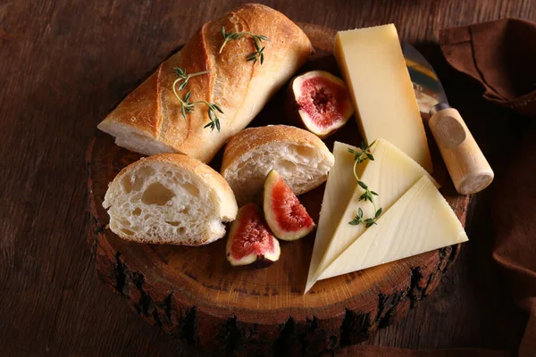 Prato Queijo Com Figos Baguete Vinho — Fotografia de Stock