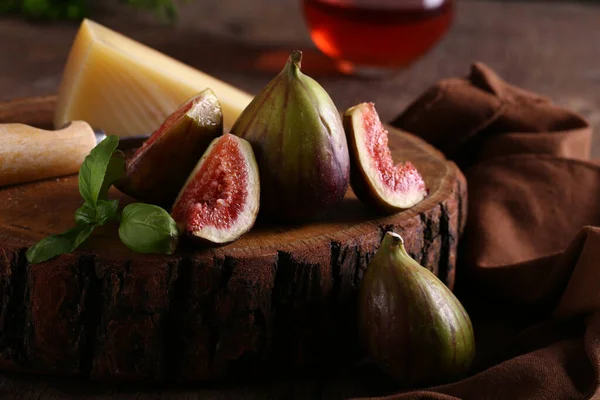 Plato Queso Con Higos Baguette Vino —  Fotos de Stock