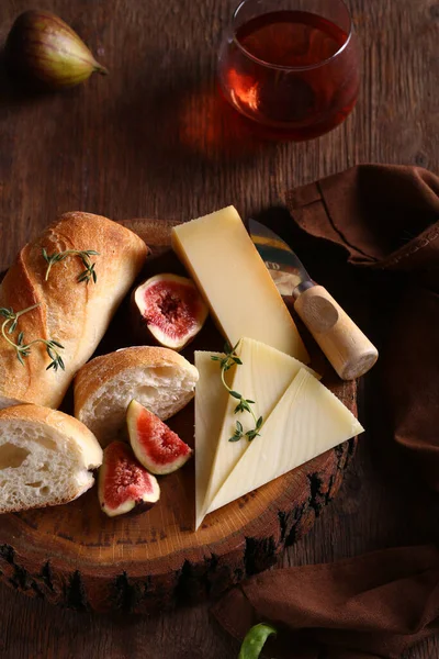 Prato Queijo Com Figos Baguete Vinho — Fotografia de Stock