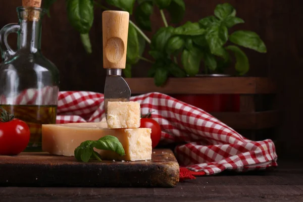 Queso Parmesano Duro Italiano Sobre Una Mesa Madera — Foto de Stock