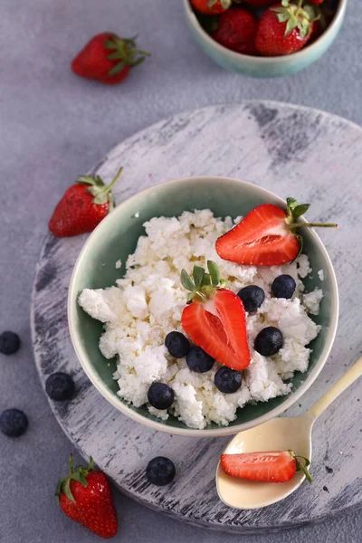 Queijo Cottage Fresco Com Bagas Para Café Manhã — Fotografia de Stock