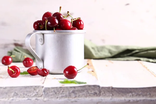 Cerise Sur Une Table Bois — Photo