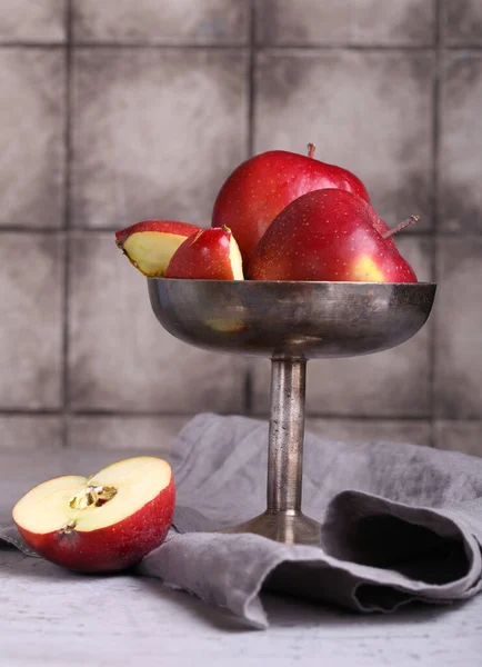 桌上的有机新鲜苹果水果 — 图库照片
