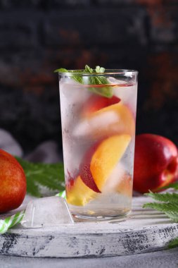 Nane ve şeftalili yaz limonatası