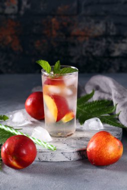 Nane ve şeftalili yaz limonatası