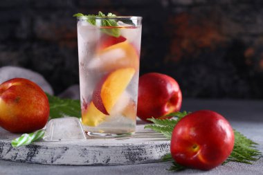 Nane ve şeftalili yaz limonatası