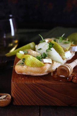 Brie Camembert peyniri armut ve bal ile