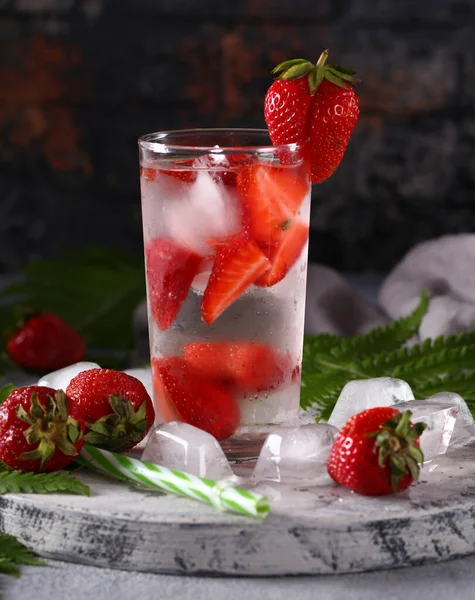 Limonada Verano Con Menta Fresas —  Fotos de Stock