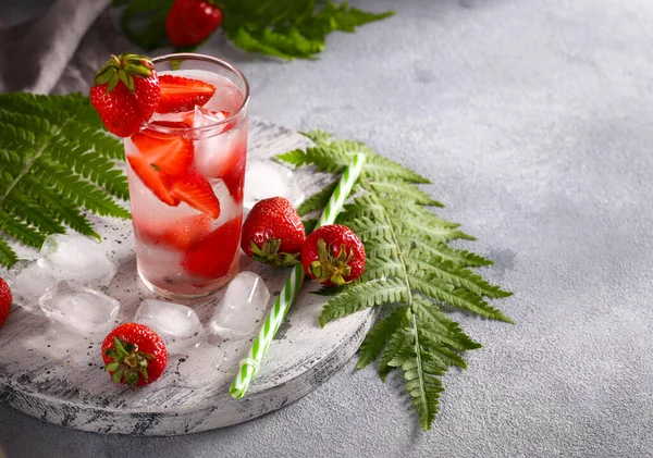 Limonada Verão Com Hortelã Morangos — Fotografia de Stock