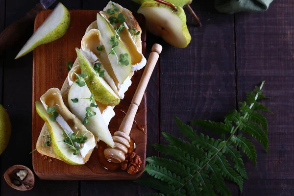 Brie Camembert Ost Med Päron Och Honung — Stockfoto