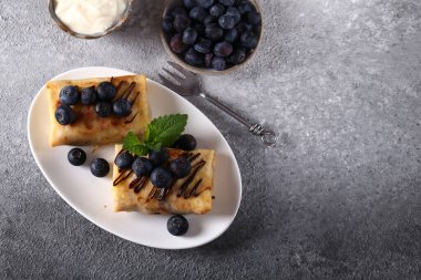 Böğürtlenli tatlı krepleri