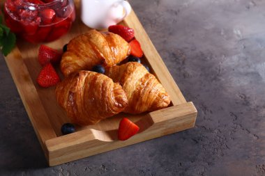 Kahvaltıda taze böğürtlen ve reçelli kruvasan.