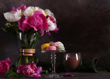 Tatlı olarak servis edilen masada badem kurabiyesi