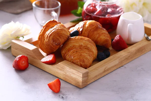 Kahvaltıda taze böğürtlen ve reçelli kruvasan.