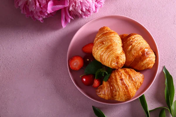 Kahvaltıda taze böğürtlen ve reçelli kruvasan.