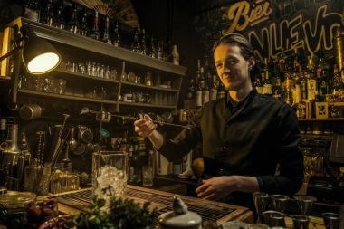 Barmen barın arkasında çalışma