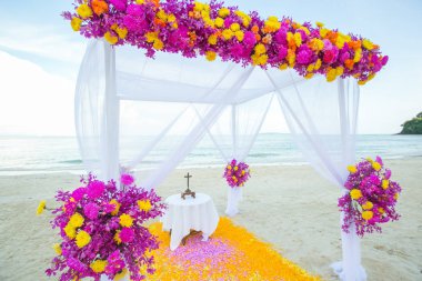 Düğün töreninde çiçek aranjmanı.