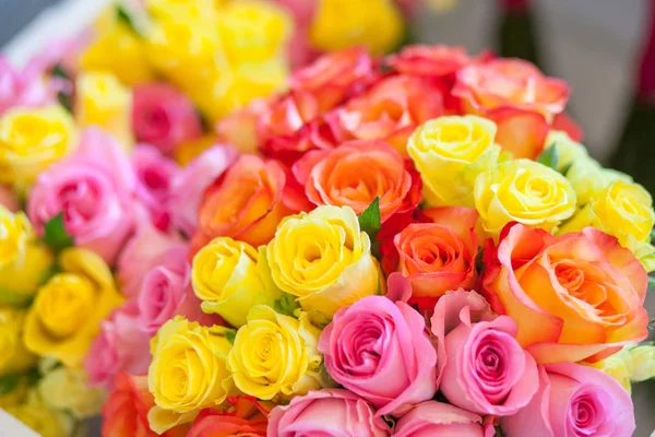Bouquet di rose multicolori per cerimonia nuziale — Foto Stock
