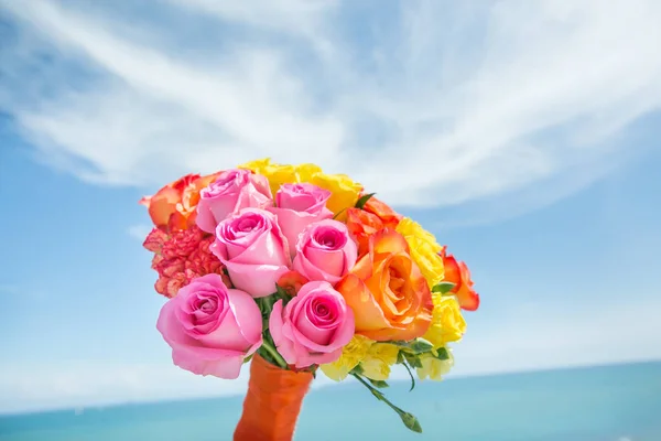 Ramo de rosas multicolores para ceremonia de boda —  Fotos de Stock