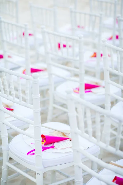 Nastavení židle pro svatbu na pláži. — Stock fotografie