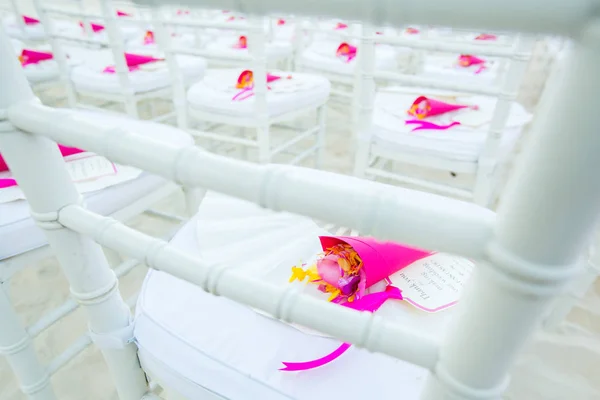 ビーチでの結婚式のための椅子の設定. — ストック写真