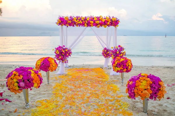 Красивая свадебная арка на пляже в Таиланде — стоковое фото
