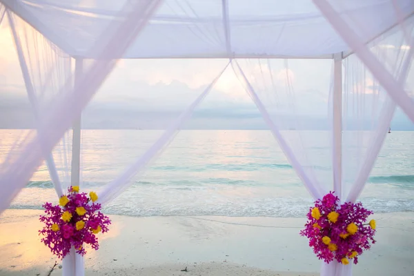 Wunderschöner Hochzeitsbogen am Strand in Thailand — Stockfoto