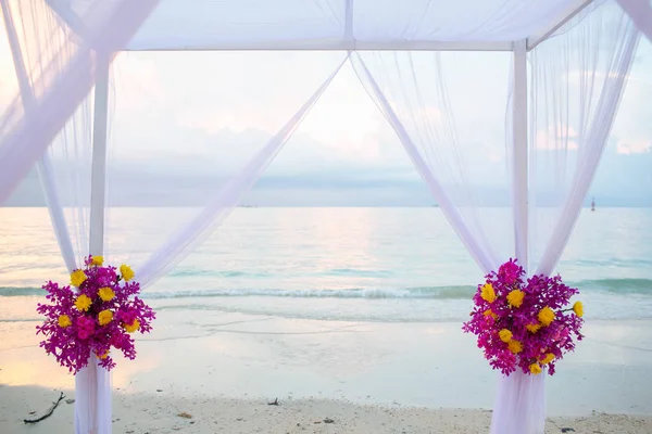 Mooie huwelijksboog op het strand in Thailand — Stockfoto
