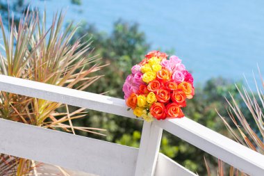 Düğün töreni için çok renkli gül buketi