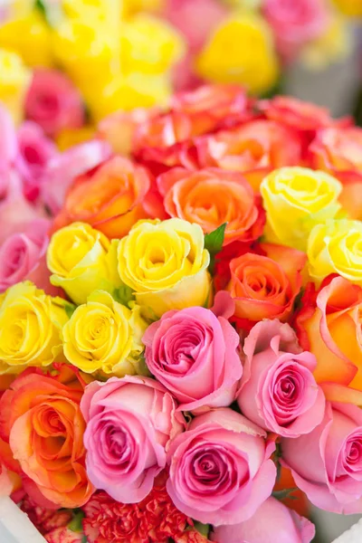 Bukiet róż wielokolorowe na ślub — Zdjęcie stockowe